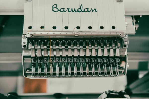 détail d’une machine Barudan en action - broderie textile professionnelle