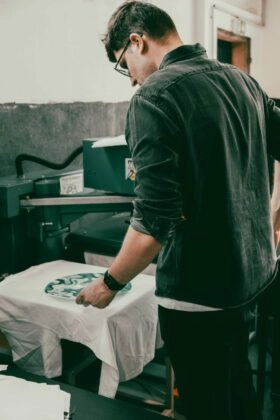 Exemple de personnalisation DTF 95 sur t-shirt blanc